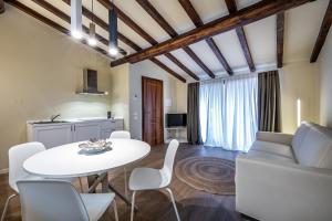 sala de estar con mesa blanca y sillas en Garibaldi Luxury apartments, en Prato