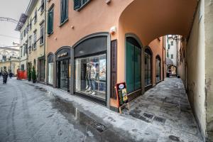 una calle vacía con tiendas al lado de un edificio en Garibaldi Luxury apartments, en Prato
