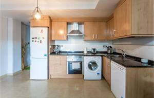 モンコファにあるAwesome Apartment In Moncofa With Kitchenetteのキッチン(白い冷蔵庫、食器洗い機付)