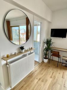 TV a/nebo společenská místnost v ubytování Superb top floor studio, Biarritz center.