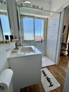 Koupelna v ubytování Superb top floor studio, Biarritz center.