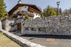 a stone wall in front of a house at Charming Studio in Chiave