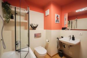 a bathroom with a shower toilet and a sink at LINDE3 - 10 Minuten in die Altstadt mit Balkon und Pegnitzblick in Nürnberg