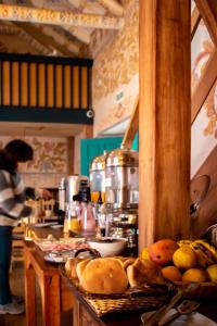 una cucina con tavolo e cibo sopra di Nao Victoria Hostel a Cuzco Altre 37 foto