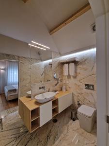 La grande salle de bains est pourvue d'un lavabo et de toilettes. dans l'établissement Porta Nobre - Exclusive Living Hotel, à Porto