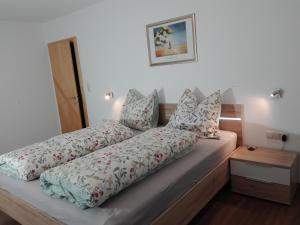 - un lit avec des oreillers dans l'établissement Appartement Juffinger, à Thiersee
