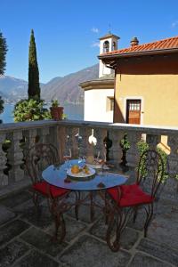 stół z talerzem jedzenia na patio w obiekcie Palazzo Del Vicerè w mieście Lezzeno