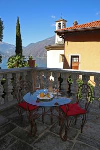 una mesa con un plato de comida en el patio en Palazzo Del Vicerè, en Lezzeno