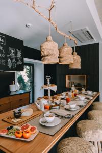 uma mesa longa com comida na cozinha em TheVagar Countryhouse em Belmonte