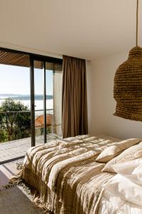 um quarto com uma cama e vista para o oceano em TheVagar Countryhouse em Belmonte