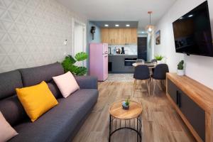 ein Wohnzimmer mit einem Sofa und einer Küche in der Unterkunft Mirador La Catedral in Málaga