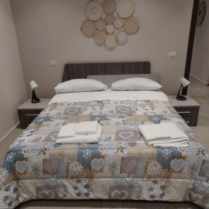 um quarto com uma cama com toalhas em ViaProperzio8 em Foligno