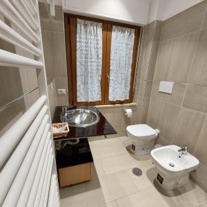 a small bathroom with a toilet and a sink at ViaProperzio8 in Foligno