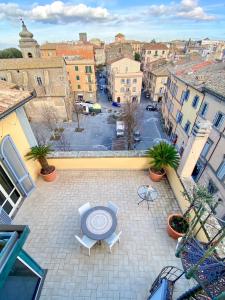 a patio with a table and chairs on a city street at SanFa Roof in Viterbo