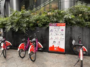 Uptown BGC Luxury 1br Suite with Fast Wifiの敷地内または近くで楽しめるサイクリング