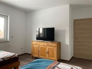 TV a/nebo společenská místnost v ubytování Ferienwohnung-Kroeger-I