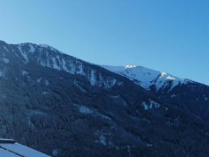A general mountain view or a mountain view taken from Az apartmant