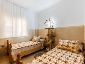 1 Schlafzimmer mit 2 Betten und einem Fenster in der Unterkunft Apartment Mar Menor by Interhome in Los Alcázares