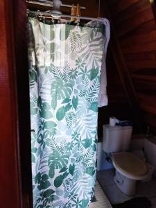 uma cortina de chuveiro na casa de banho com WC em Cantinho da Vandisa em Ilhabela
