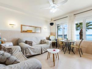 ein Wohnzimmer mit einem Sofa und einem Tisch in der Unterkunft Apartment Mar Menor by Interhome in Los Alcázares
