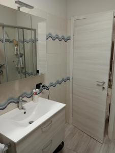 La salle de bains est pourvue d'un lavabo, d'un miroir et d'une douche. dans l'établissement Marino, à Sassuolo