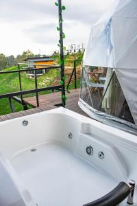 Domo في بيلو: حوض استحمام أبيض يجلس على سطح السفينة