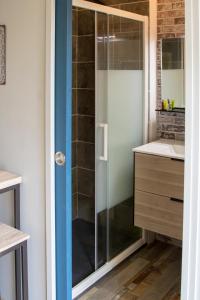 ein Bad mit einer Dusche und einem Waschbecken in der Unterkunft La maisonnette de Joséphine in Saint-Jean-des-Mauvrets