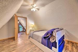 - une chambre avec un lit et un ventilateur de plafond dans l'établissement Cozy Yatesville Lake Cabin Rental in Louisa!, à Louisa