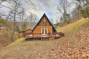 une maison avec un toit en gambrel sur une colline dans l'établissement Cozy Yatesville Lake Cabin Rental in Louisa!, à Louisa