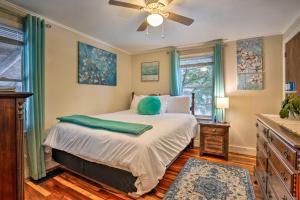 1 dormitorio con 1 cama y ventilador de techo en Pet-Friendly Auburn Home Near Owasco Lake!, en Auburn