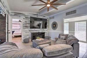 Imagen de la galería de Modern Seminole Home with Patio, 3 Mi to Beach!, en Seminole