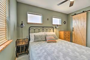 um quarto com uma cama e duas janelas em Grants Pass Home about half Mi to Rogue River! em Grants Pass
