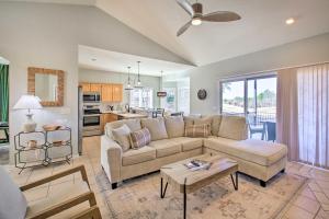 un salon avec un canapé et une table dans l'établissement Hot Springs Village Home on Golf Course!, à Owensville
