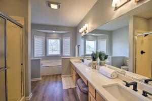 une grande salle de bain avec deux lavabos et une baignoire dans l'établissement Hot Springs Village Home on Golf Course!, à Owensville 27 autres photos