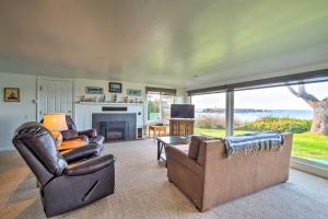 Zona de estar de Cliffside Lighthouse Beach Home with Ocean View