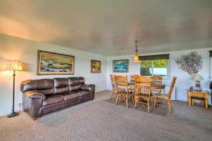 Zona de estar de Cliffside Lighthouse Beach Home with Ocean View