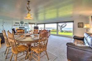 Un comedor con mesa y sillas en Cliffside Lighthouse Beach Home with Ocean View, en Coos Bay
