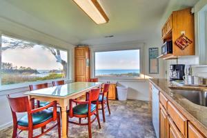 Una cocina o zona de cocina en Cliffside Lighthouse Beach Home with Ocean View