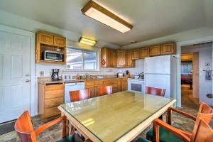 Una cocina o zona de cocina en Cliffside Lighthouse Beach Home with Ocean View