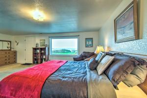 Cama o camas de una habitación en Cliffside Lighthouse Beach Home with Ocean View