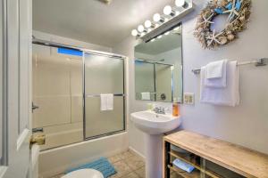 Un baño con ducha, inodoro y lavabo. en Cliffside Lighthouse Beach Home with Ocean View, en Coos Bay