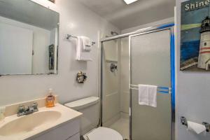 Un baño con ducha, inodoro y lavabo. en Cliffside Lighthouse Beach Home with Ocean View, en Coos Bay 17 fotos más