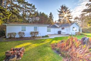 Jardín al aire libre en Cliffside Lighthouse Beach Home with Ocean View