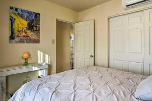 een slaapkamer met een bed en een schilderij aan de muur bij Vibrant Prescott Cottage with Private Backyard! in Prescott