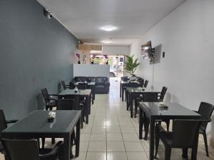 ein Restaurant mit Tischen und Stühlen in einem Zimmer in der Unterkunft Hotel Villa del Sol in Piura