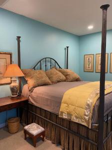 una camera con letto e tavolo con lampada di The Birdnest Inn ad Aiken