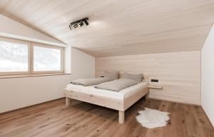 Ferienhaus Schihütte Mellau في ميلاو: غرفة نوم مع سرير في غرفة مع نافذة