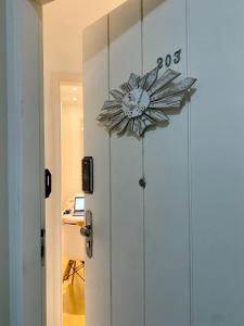 a door with a clock on top of it at Apartamento Encantador Leme - Prédio na Orla in Rio de Janeiro