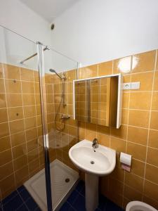 La salle de bains est pourvue d'un lavabo et d'une douche. dans l'établissement Studio CV - Calme, clair, à Montpellier