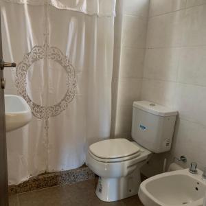 Baño blanco con aseo y lavamanos en Balcarce 526 en Córdoba